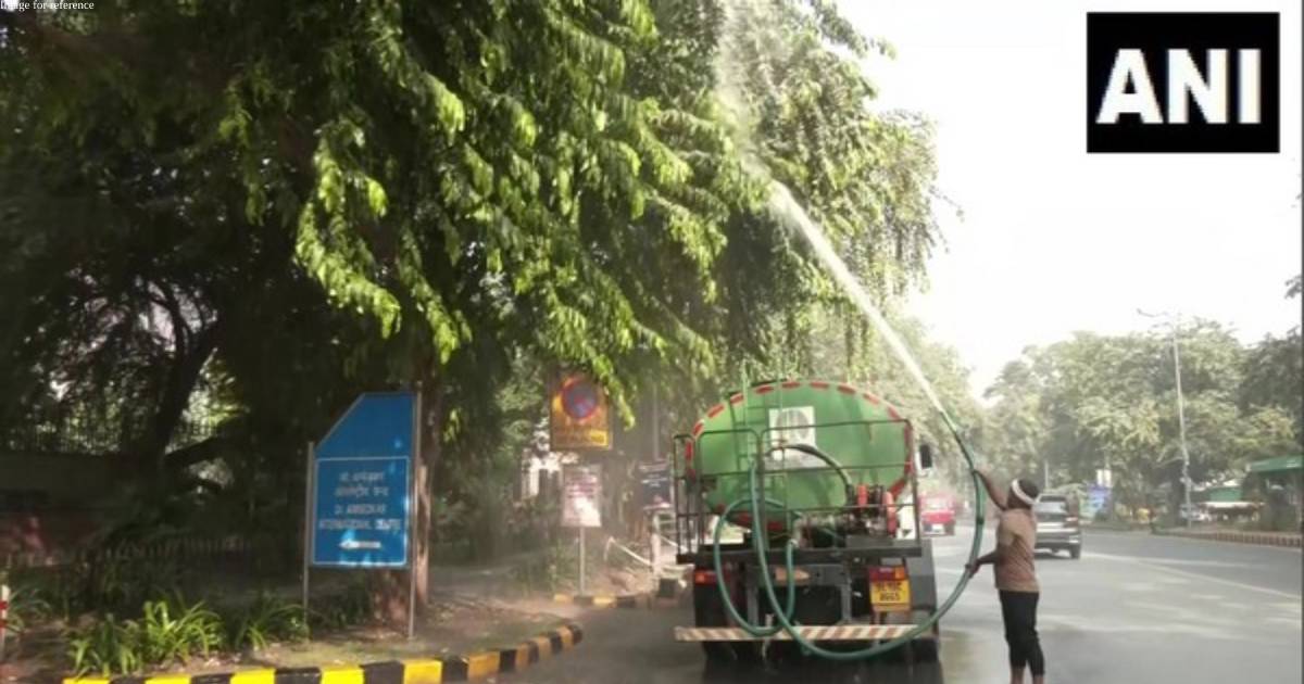 Delhi: Sprinkling of water done on roads, to check rise in AQI